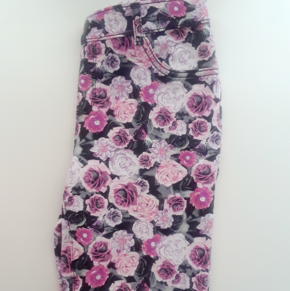Never worn.Very cute floral jeggings.